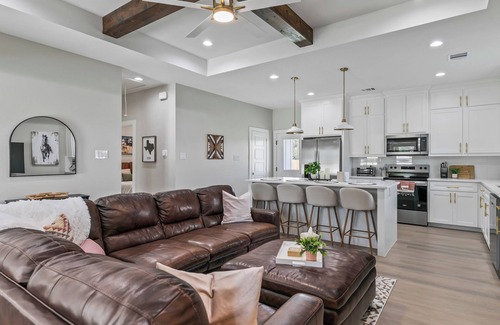 Granbury House | "The Mustang Outpost", Family-Friendly, Sleeps 8 Conveniently Near Downtown