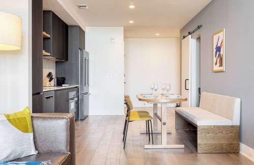 Rainey Street Historic District Apartment | The Natiivo by AvantStay – Modern High-Rise with Rooftop Pool & Skyline Views
