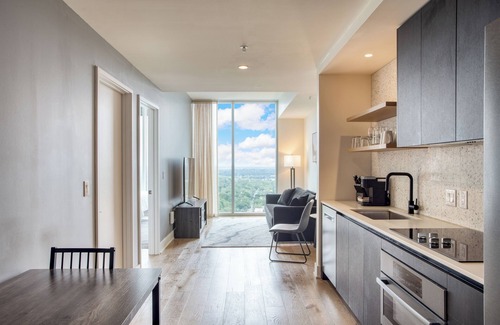 Rainey Street Historic District Apartment | The Natiivo by AvantStay – Modern High-Rise with Rooftop Pool & Skyline Views