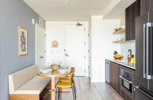 Rainey Street Historic District Apartment | The Natiivo by AvantStay – Modern High-Rise with Rooftop Pool & Skyline Views