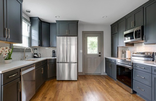 Sylvan Park Apartment | The Nebraska - Walkable to Food, Drinks & Golf