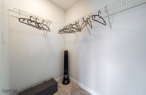 Southwest Edmonton House | The Nest, 3BR, AC, Near YEG Airport, King Bed!