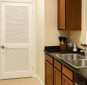 Koreatown Apartment | The Nest at 918 - Pool, Sauna, Laundry, Free Parking and No Cleaning Fee