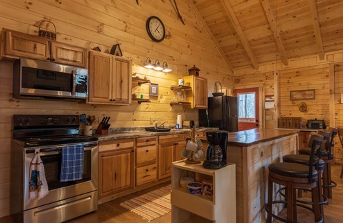 New Plymouth Cabin | The Nest Cabin near Ash Cave