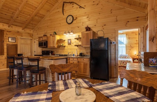 New Plymouth Cabin | The Nest Cabin near Ash Cave
