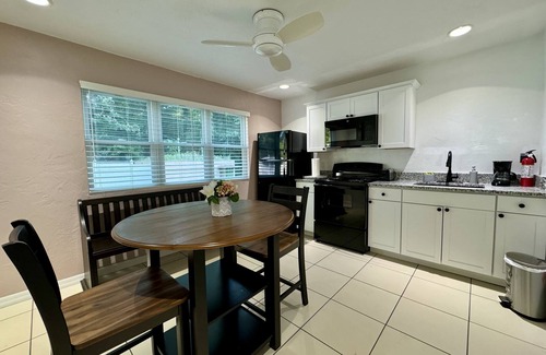 Gainesville Apartment | The Nest: Cozy 1-bedroom apartment in fabulous Gainesville with pickleball!