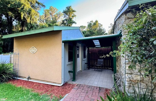 Gainesville Apartment | The Nest: Cozy 1-bedroom apartment in fabulous Gainesville with pickleball!