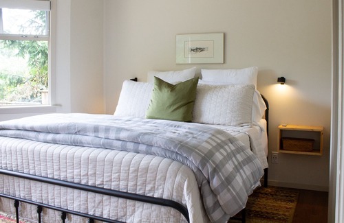 Crofton Cabin | The Nest: Cozy Seaside Retreat in Maple Bay