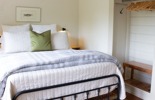 Crofton Cabin | The Nest: Cozy Seaside Retreat in Maple Bay