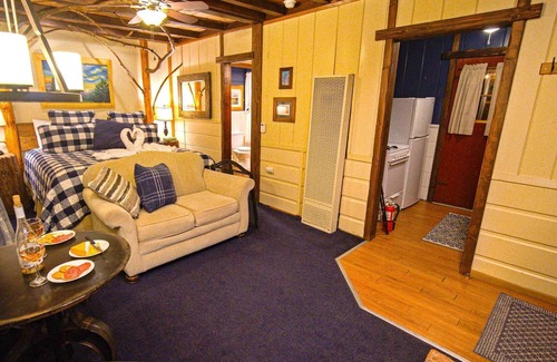 Twin Peaks Hotel | The Nest Duplex - Studio | One Bed | ¾ Bathroom | Sleeps Two