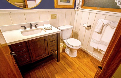 Twin Peaks Hotel | The Nest Duplex - Studio | One Bed | ¾ Bathroom | Sleeps Two