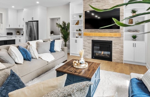 Alcona Cottage | The Nest Lakehouse w/Hot Tub, Steps to Innisfil Beach Park