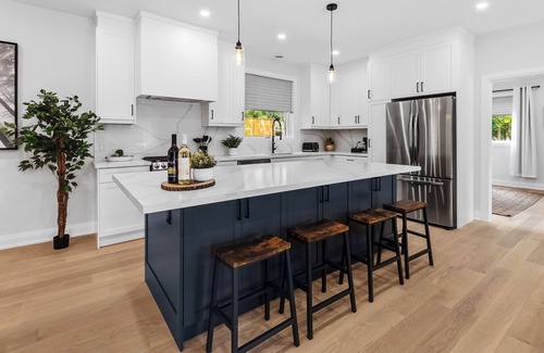 Alcona Cottage | The Nest Lakehouse w/Hot Tub, Steps to Innisfil Beach Park