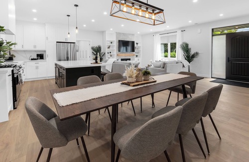 Alcona Cottage | The Nest Lakehouse w/Hot Tub, Steps to Innisfil Beach Park