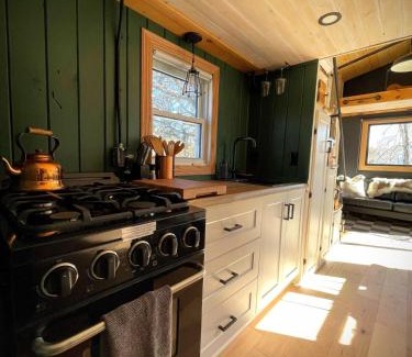 Tyendinaga Mohawk Territory Other | The Nest - Romantic Tiny Home with a Vintage Vibes, 10 mins to Winery