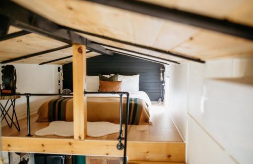 Tyendinaga Mohawk Territory Other | The Nest - Romantic Tiny Home with a Vintage Vibes, 10 mins to Winery