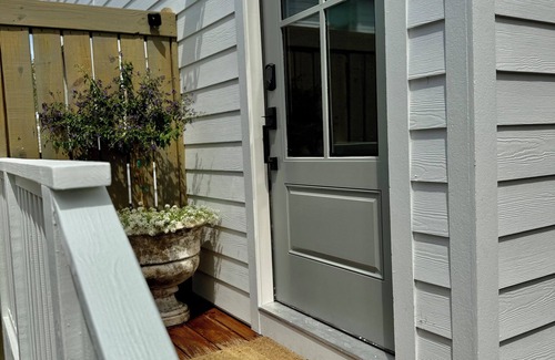 Demere Park Apartment | The Nest /Steps to beach and dining