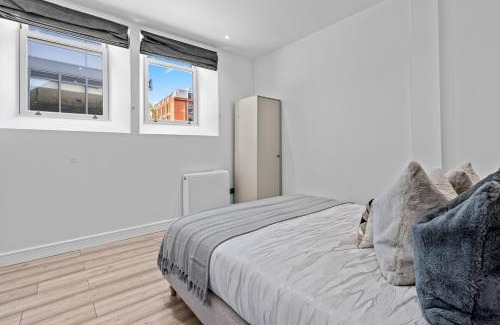 Swindon Apartment | The Nook - 2 min from Station - Free Parking - Courtyard