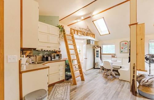 Lacey Apartment | The Nook, a craftsman studio with everything you need