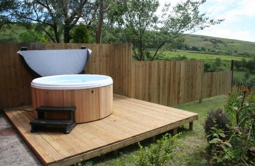 Mawr Apartment | The Nook - Farm Park Stay with Hot Tub & Dome