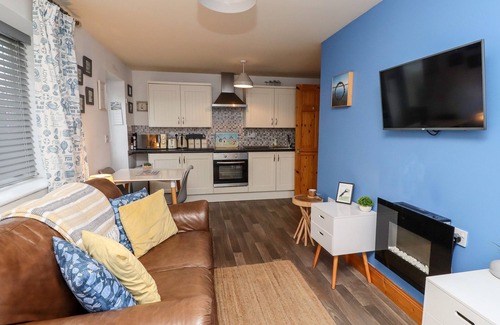 North Sunderland Cottage | THE NOOK, pet friendly, with a garden in Seahouses
