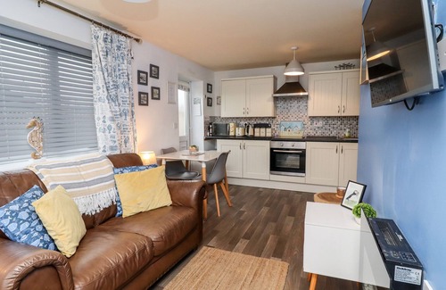 North Sunderland Cottage | THE NOOK, pet friendly, with a garden in Seahouses
