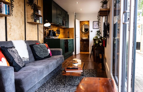 Exeter Cabin | The Nook: Tranquil Getaway with Hot Tub & Sauna
