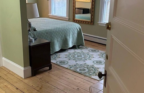 Belfast Cabin | The Northport Inn & Lodge