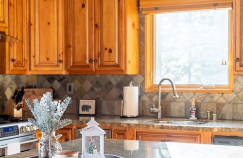 Arnold Cabin | The NuttyBear 3-bedroom cabin with Hot Tub, AC, WiFi in Arnold California