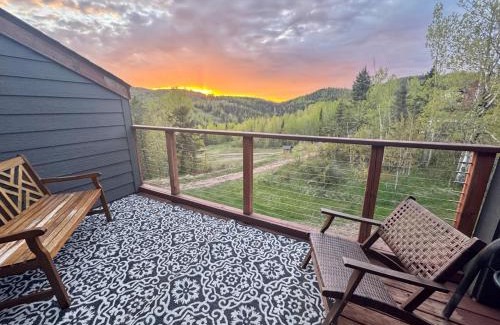 Lutsen House | The Oak Cottage Ski in out Pool Hot Tub Views of Lutsen Mtn