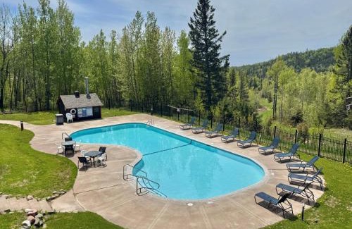 Lutsen House | The Oak Cottage Ski in out Pool Hot Tub Views of Lutsen Mtn