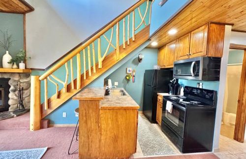 Lutsen House | The Oak Cottage Ski in out Pool Hot Tub Views of Lutsen Mtn