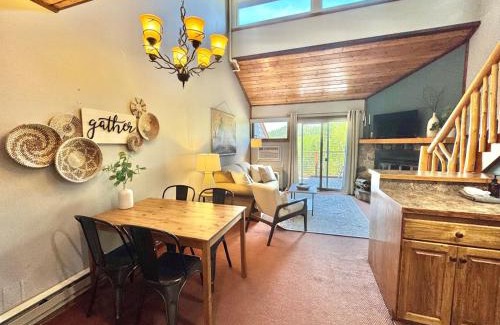 Lutsen House | The Oak Cottage Ski in out Pool Hot Tub Views of Lutsen Mtn
