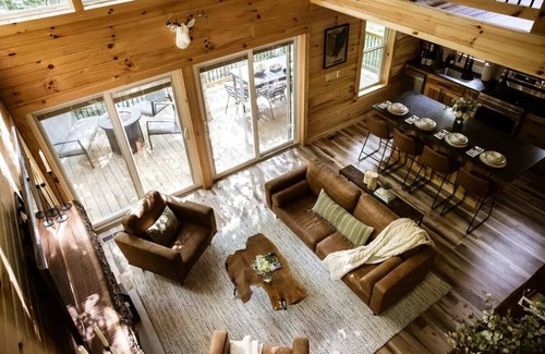 Rockbridge Cabin | "The Oak": Hot Tub, Private Trail, Firepit, Swing.
