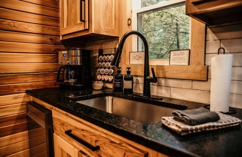 Rockbridge Cabin | "The Oak": Hot Tub, Private Trail, Firepit, Swing.