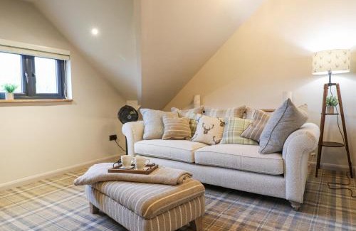 Wymondham Apartment | The Oak Room - Windmill Country Retreats