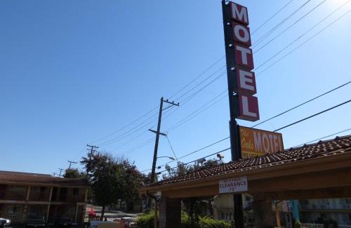 Dimond Hotel | The Oaks Motel