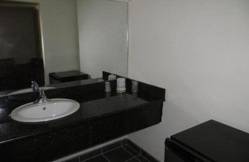 Dimond Hotel | The Oaks Motel