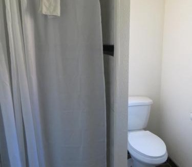 Dimond Hotel | The Oaks Motel
