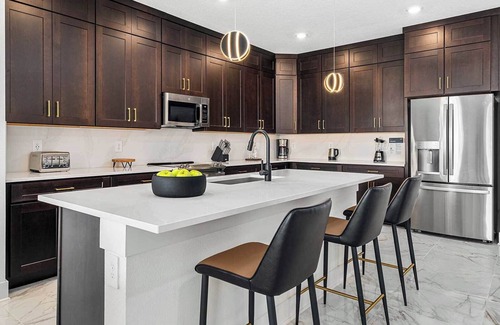 Florida Center House | The Oasis | NEW Villa Near Parks w Toy Theme BR, Luxe LR/DR, Full Kitchen & Pool