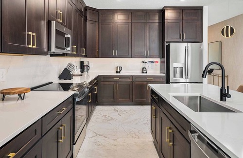 Florida Center House | The Oasis | NEW Villa Near Parks w Toy Theme BR, Luxe LR/DR, Full Kitchen & Pool