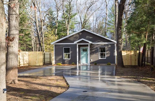 Traverse City House | The Oasis on Parsons | Close to Downtown Traverse City | Hot tub | Dog Friendly