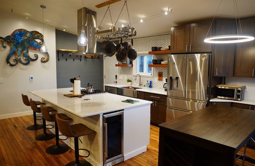 Sand Lake House | The Octopus Den! Cozy 3bd 2bth sleeps 8!