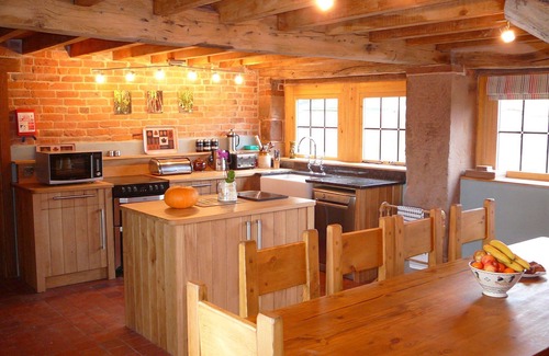 Leek Cottage | The Old Cartshed - AWARD WINNING Eco conversion ,sleeps 10, Peak District views SC