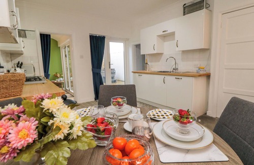 Potter Brompton Cottage | THE OLD CHAPEL, pet friendly, with hot tub in Brompton-By-Sawdon