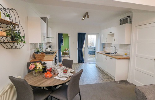 Potter Brompton Cottage | THE OLD CHAPEL, pet friendly, with hot tub in Brompton-By-Sawdon