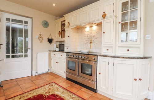 Preston Cottage | THE OLD COACH HOUSE, pet friendly, with hot tub in Bilsborrow