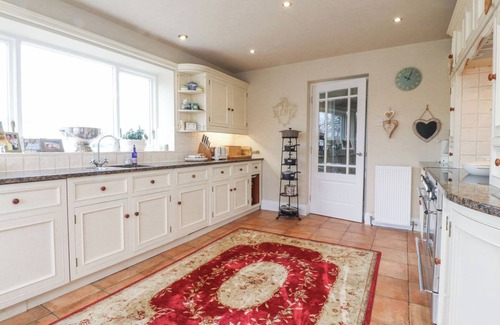 Preston Cottage | THE OLD COACH HOUSE, pet friendly, with hot tub in Bilsborrow