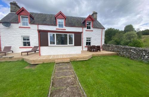 Glen Urquhart House | The old Farmhouse Minutes from lochness