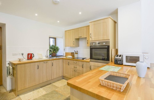 East Portlemouth Cottage | THE OLD PARLOUR, pet friendly, with a garden in Sampford Courtenay